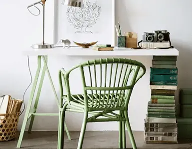 Un coin bureau à la maison avec une chaise verte