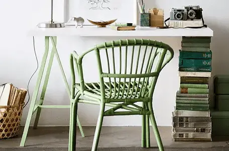 Un coin bureau à la maison avec une chaise verte