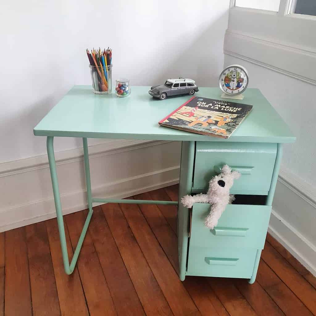 Un bureau d'enfant rétro relooké avec une belle peinture flashy