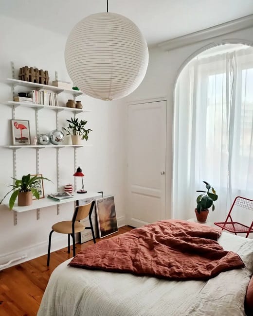 Des étagères en mélaminé pour créer un petit bureau design dans la chambre à coucher