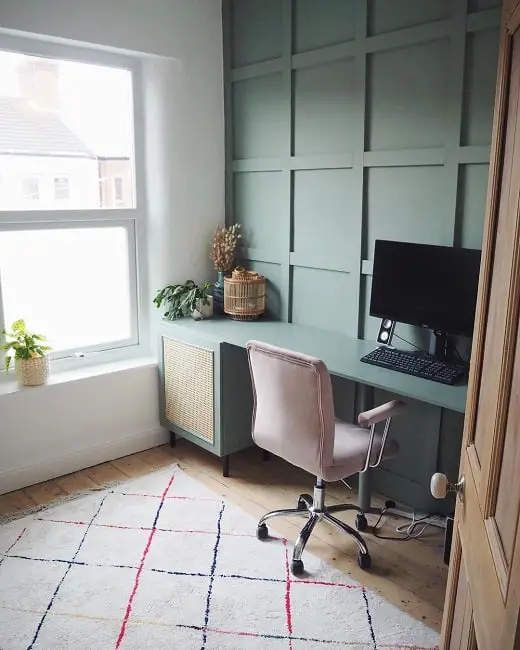 Un bureau tout de vert vêtu, composé d'un petit meuble IKEA revisité et d'une planche en bois
