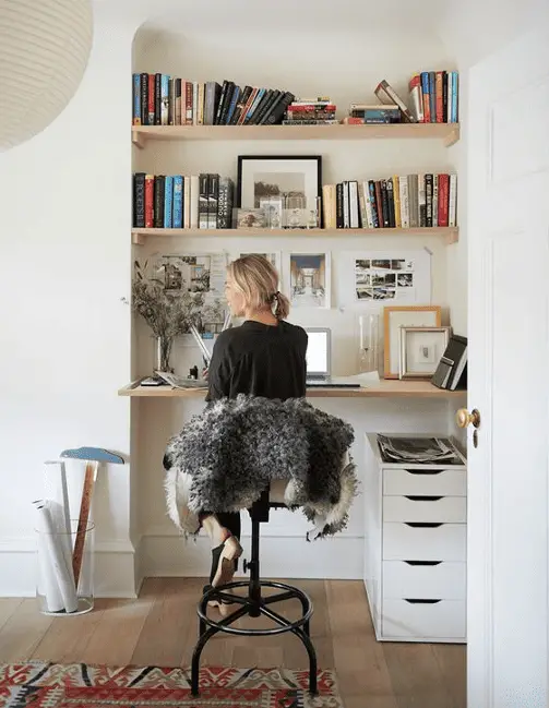 Un petit bureau composé de planches en bois