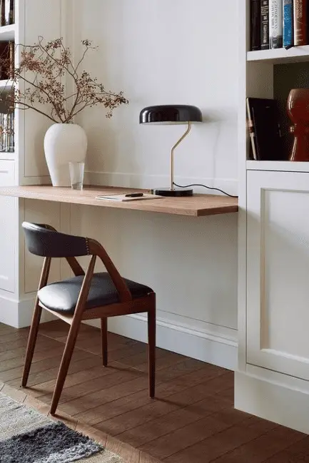 Une simple planche en bois pour un bureau au style très minimaliste