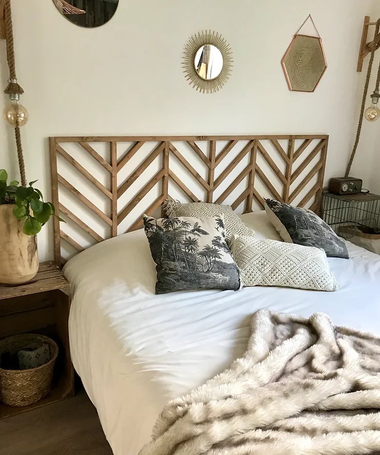 Une tête de lit en bois à motif chevron