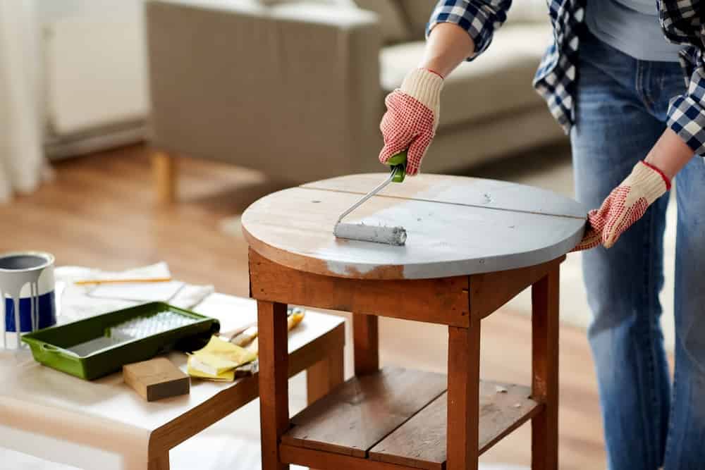 Lors de votre achat, choisissez une peinture spéciale bois,microporeuse, qui permettra à votre support de respirer comme il se doit !