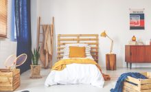Chambre avec tête de lit DIY et des caisses en bois