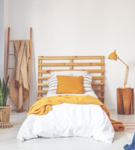 Chambre avec tête de lit DIY et des caisses en bois