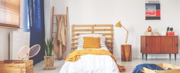 Chambre avec tête de lit DIY et des caisses en bois