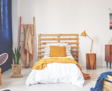 Chambre avec tête de lit DIY et des caisses en bois