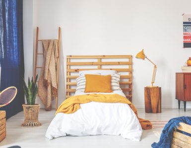 Chambre avec tête de lit DIY et des caisses en bois