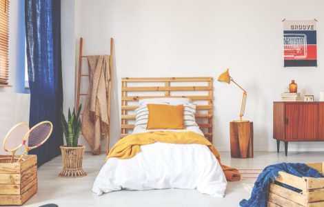 Chambre avec tête de lit DIY et des caisses en bois