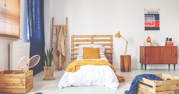 Chambre avec tête de lit DIY et des caisses en bois