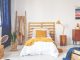 Chambre avec tête de lit DIY et des caisses en bois