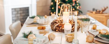 Table dressée avec une décoration de Noël
