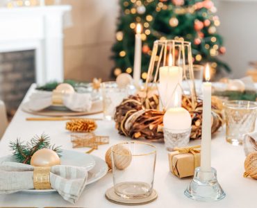 Table dressée avec une décoration de Noël