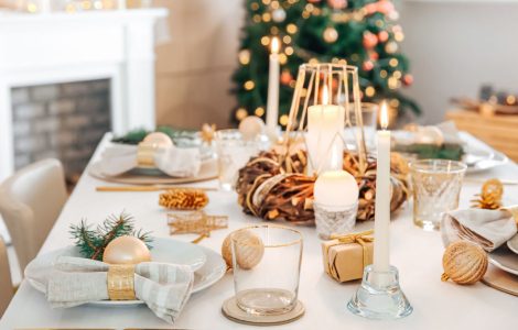Table dressée avec une décoration de Noël