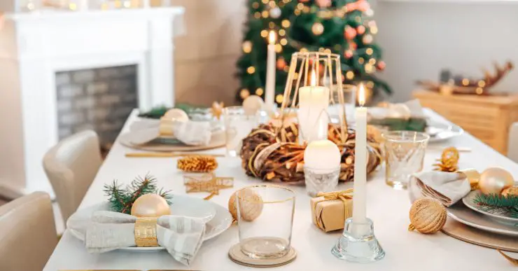 Table dressée avec une décoration de Noël