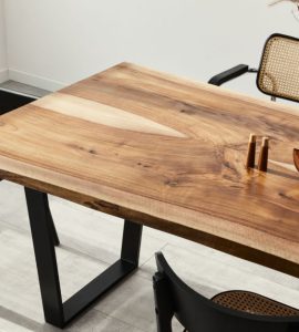 Salle à manger élégante avec une table en bois et des chaises en rotin