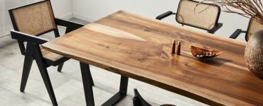 Salle à manger élégante avec une table en bois et des chaises en rotin