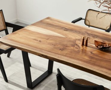 Salle à manger élégante avec une table en bois et des chaises en rotin