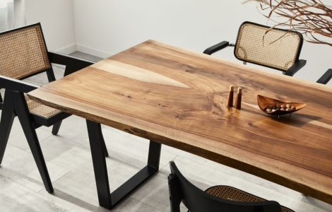 Salle à manger élégante avec une table en bois et des chaises en rotin