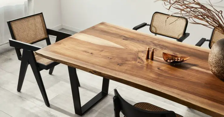 Salle à manger élégante avec une table en bois et des chaises en rotin