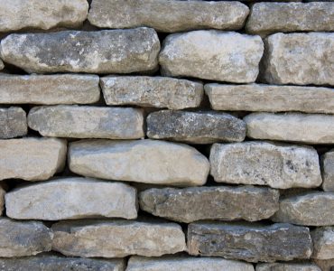 Gros plan sur un mur en pierres sèches