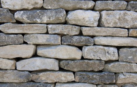 Gros plan sur un mur en pierres sèches