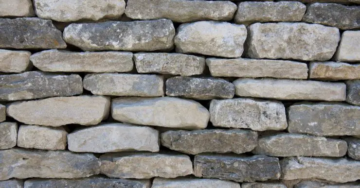 Gros plan sur un mur en pierres sèches