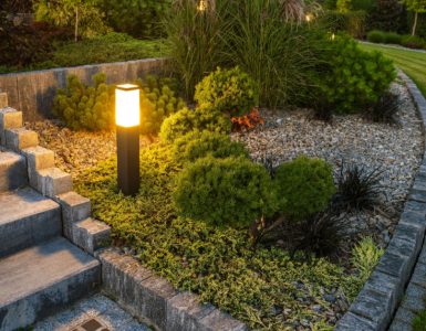 Une borne lumineuse LED éclairant l’escalier et le jardin à la tombée de la nuit