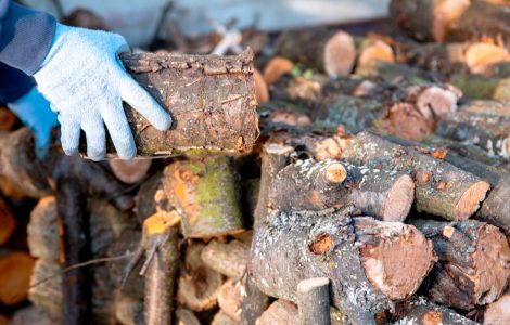 Un homme arrangeant la place du bois de chauffage