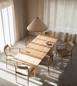 Une table à manger en bois clair et chaises en bois assortis