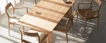 Une table à manger en bois clair et chaises en bois assortis