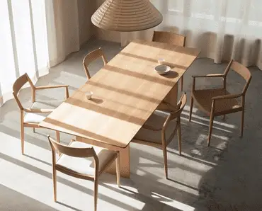 Une table à manger en bois clair et chaises en bois assortis