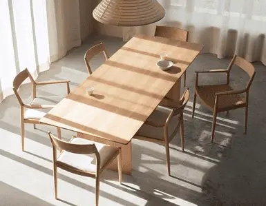 Une table à manger en bois clair et chaises en bois assortis