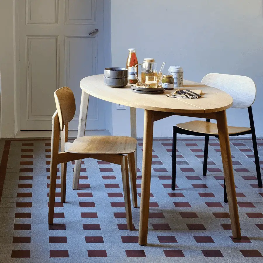 Une table extensible de 2 à 4 couverts en bois à pieds rabattables