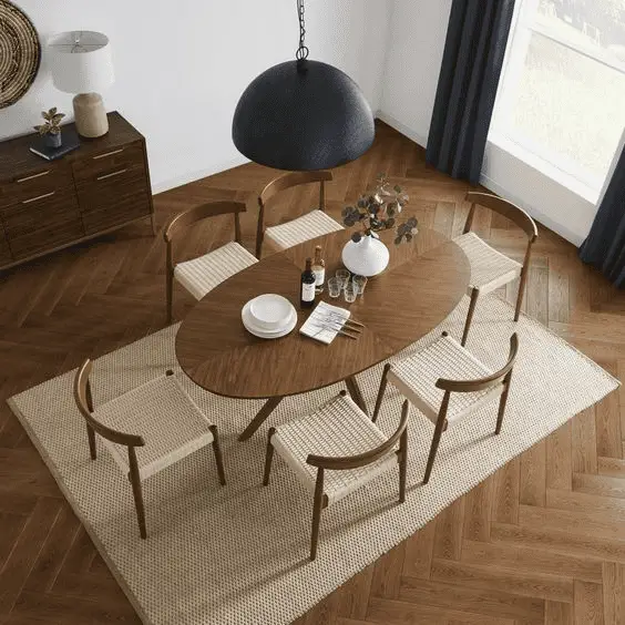 Une table ovale dans une salle à manger contemporaine