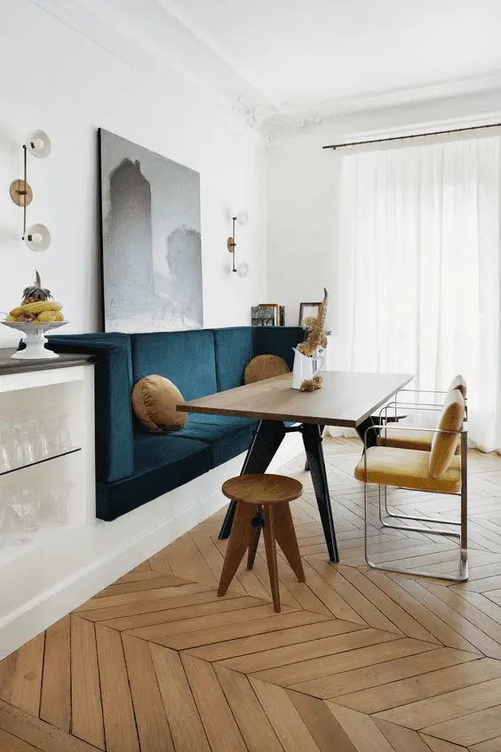 Une table de forme rectangulaire dans un décor rétro