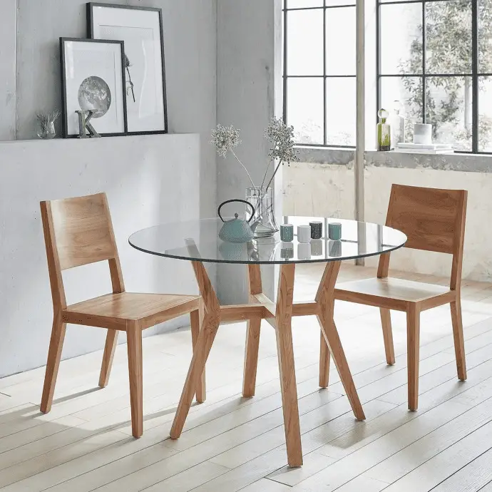 Une table ronde vitrée et pied en teck 4 personnes de style contemporain