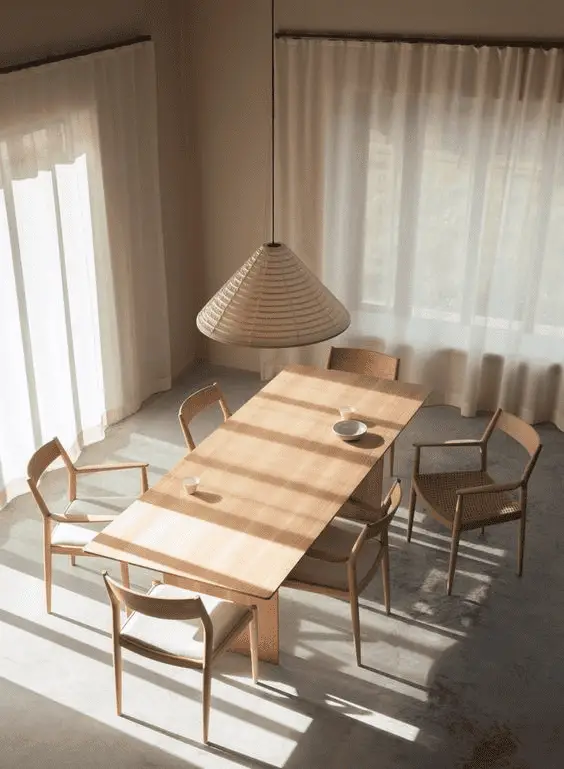 Une table à manger en bois clair et chaises en bois assortis