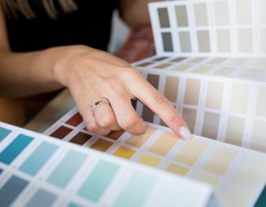 Deux personnes choisissant une couleur parmi les échantillons de peinture