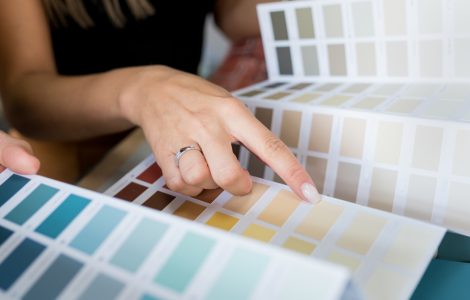 Deux personnes choisissant une couleur parmi les échantillons de peinture