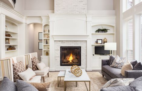 Un salon cosy avec une cheminée et une grande baie vitrée