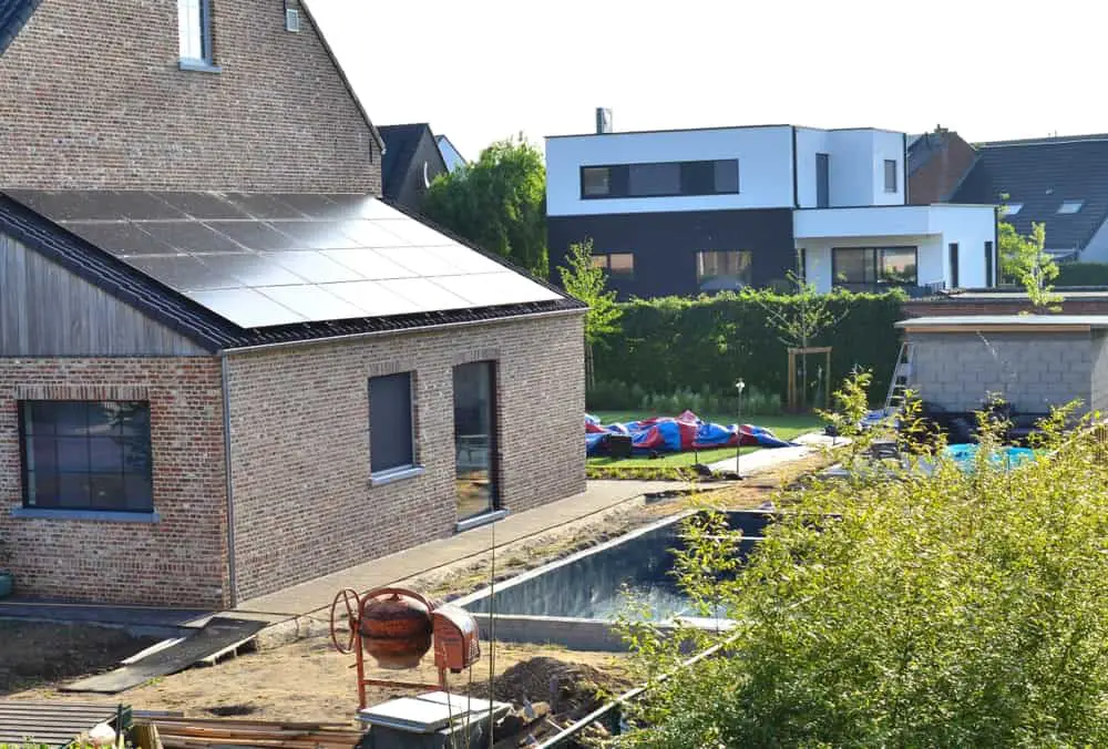 Au-delà de la réglementation qui concerne la distance entre votre piscine et les clôtures avoisinantes (nous le verrons un peu plus loin en détail), l'intimité est aussi gage d'une baignade agréable