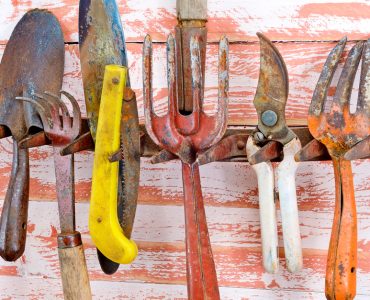 Un ensemble d'outils de jardin rouillés