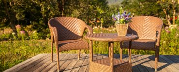 Salon de jardin en bois installé sur du parquet extérieur