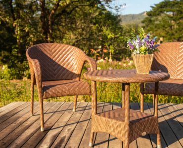 Salon de jardin en bois installé sur du parquet extérieur