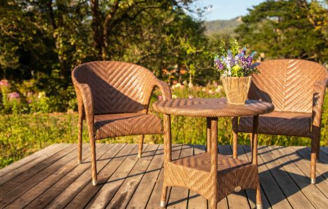 Salon de jardin en bois installé sur du parquet extérieur