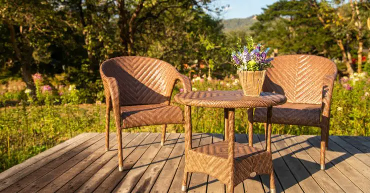 Salon de jardin en bois installé sur du parquet extérieur