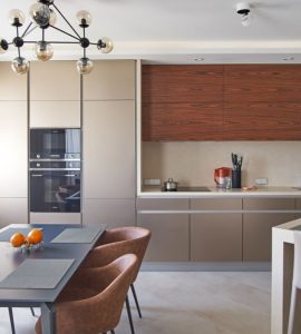 Une cuisine moderne gris et marron avec un îlot et un coin repas